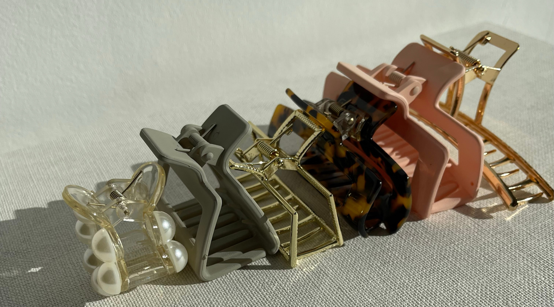 De leukste haartrends met claws en clips vind je hier!