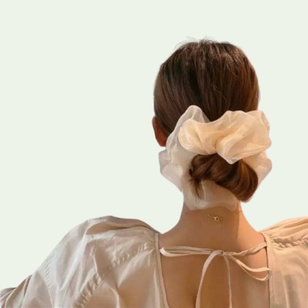 model-draagt-grote-roze-scrunchie-in-het-haar-yosmo