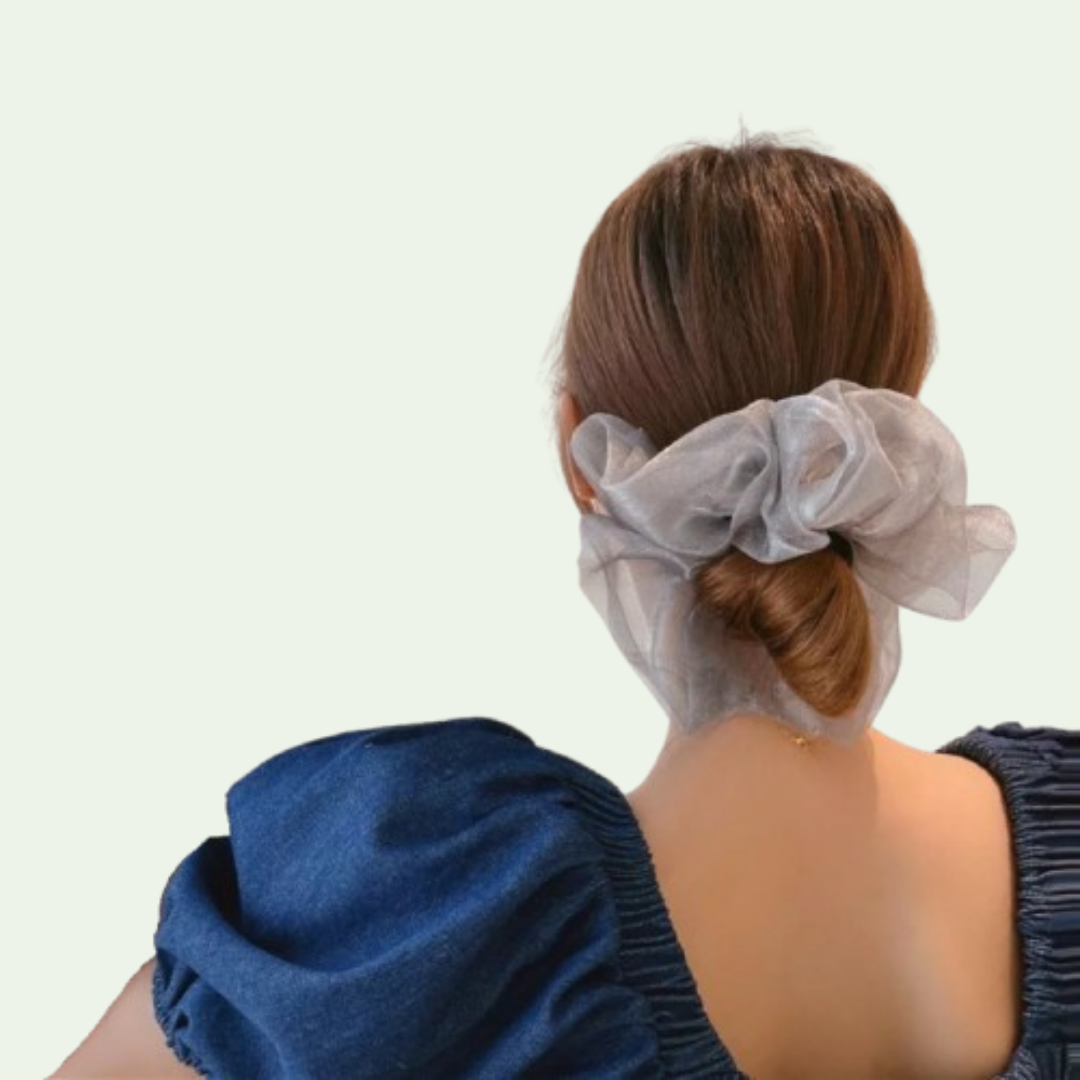 model-draagt-grote-grijs-scrunchie-in-het-haar-yosmo