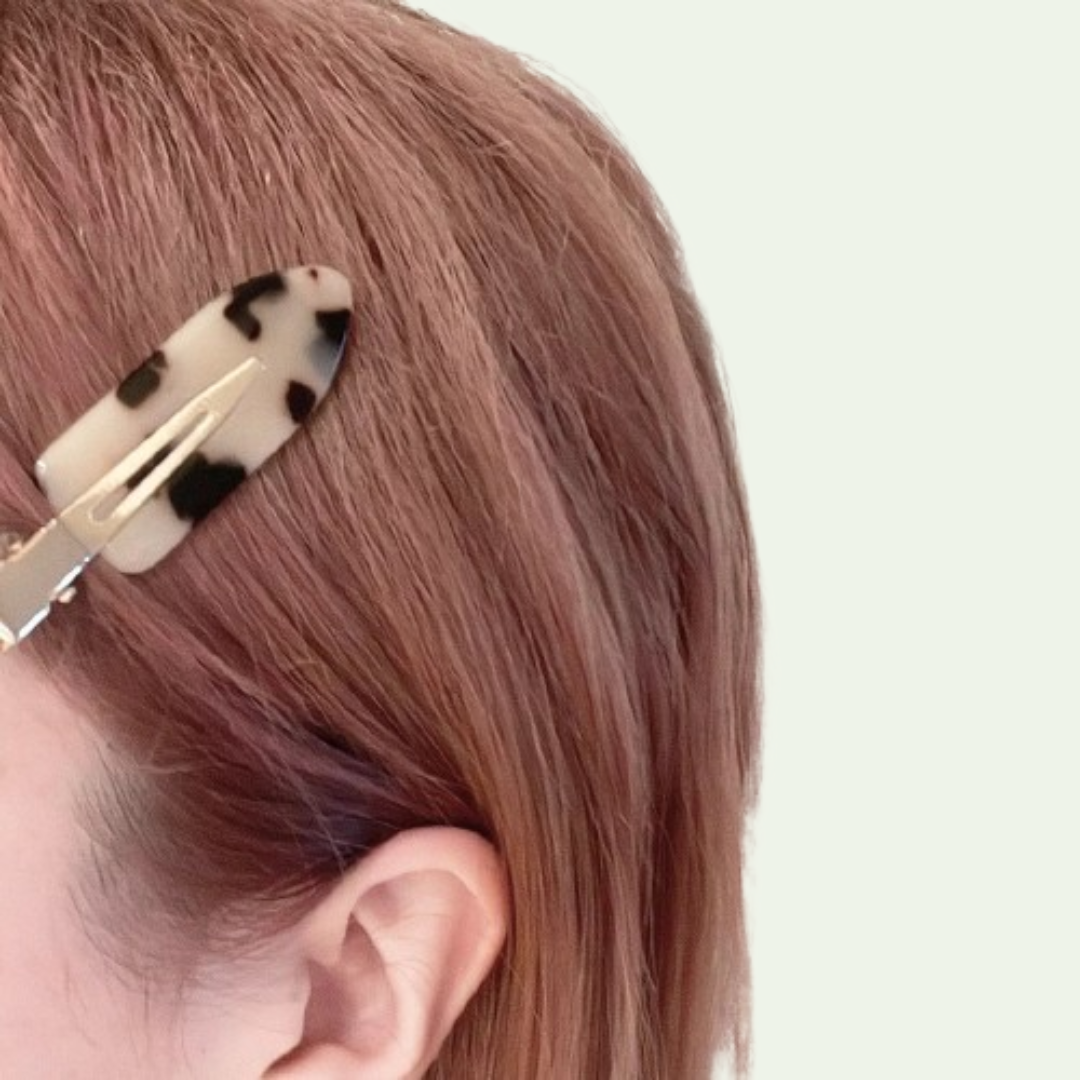 model-draagt-haarclips-yosmo-tortoise