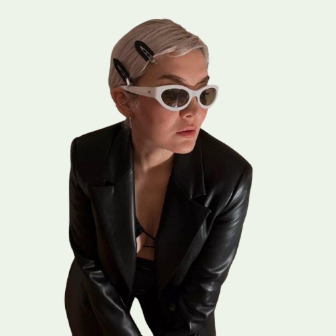 model-draagt-haarclips-yosmo-zwart