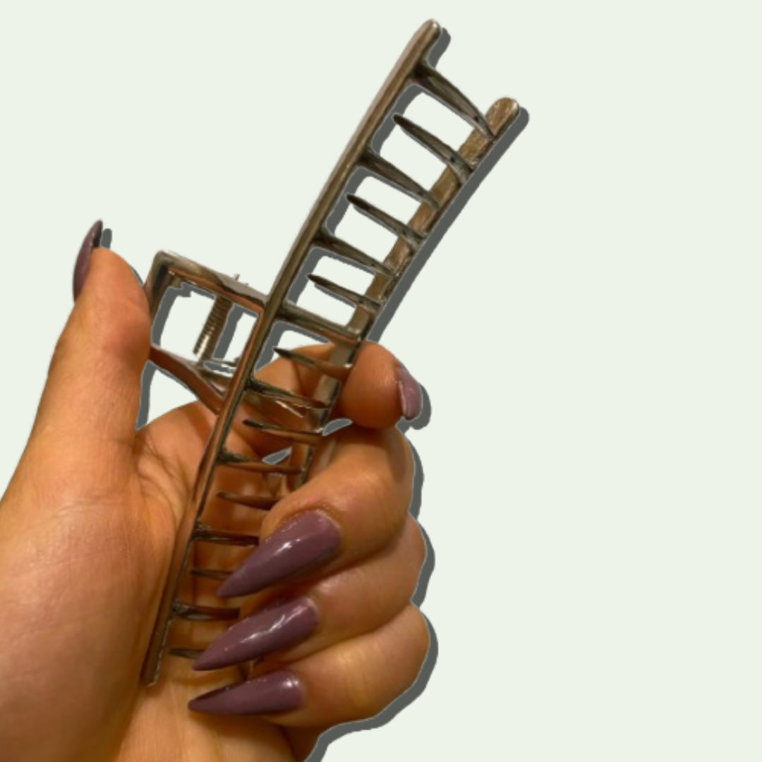 model-houdt-metalen-haarklem-goud-xl-yosmo-in-de-hand