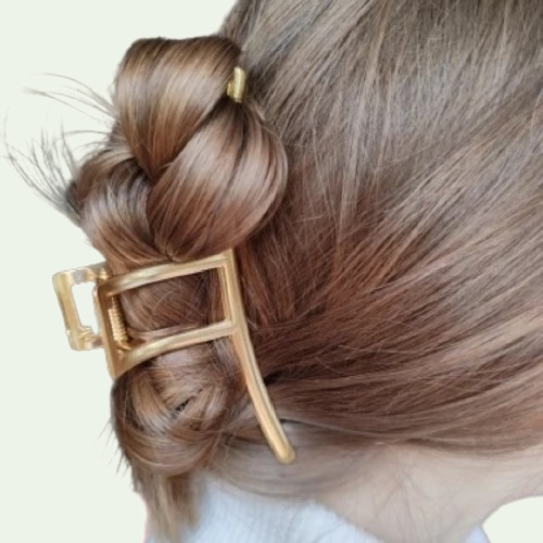 model-1-draagt-grote-metalen-haarklem-goud-xl-yosmo