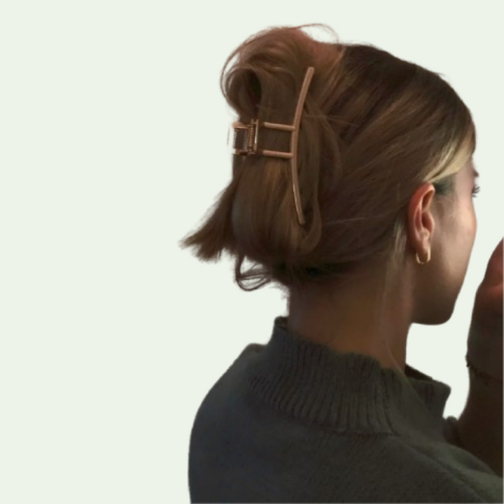 model-2-draagt-stijlvolle-metalen-haarklem-goud-xl-yosmo