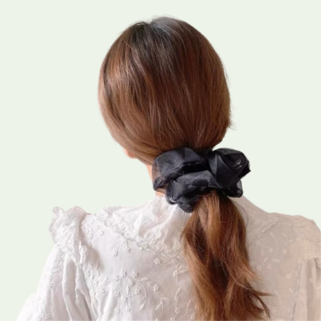 model-draagt-grote-zwart-scrunchie-in-het-haar-yosmo