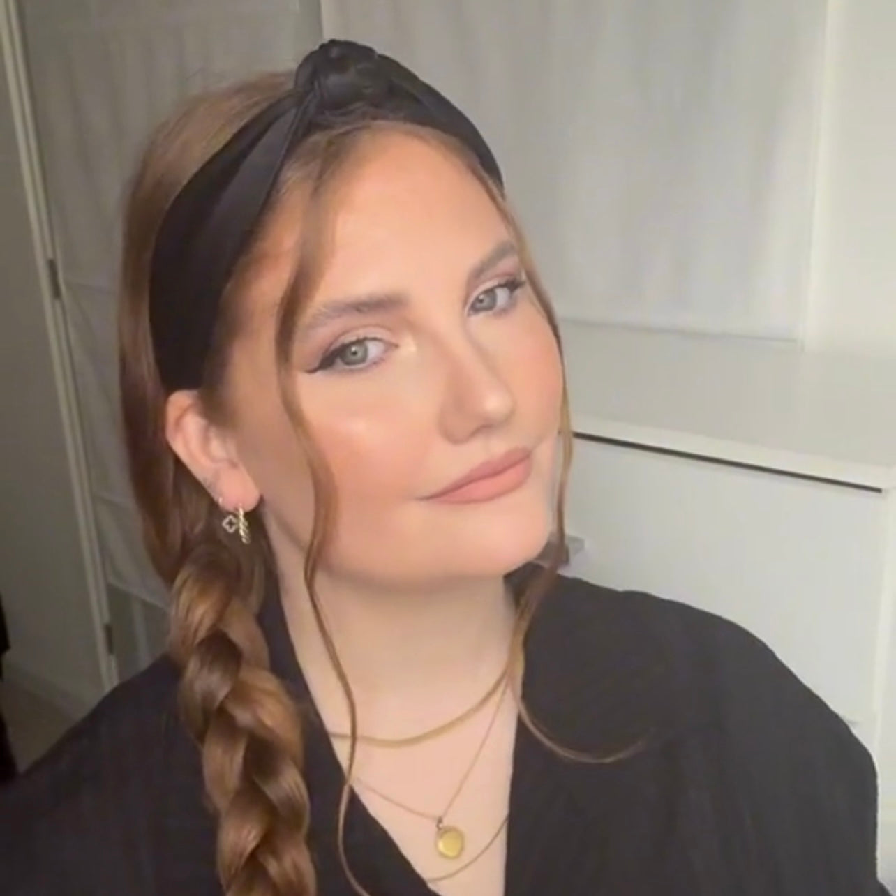 model-draagt-zijden-hoofdband-zwart-yosmo