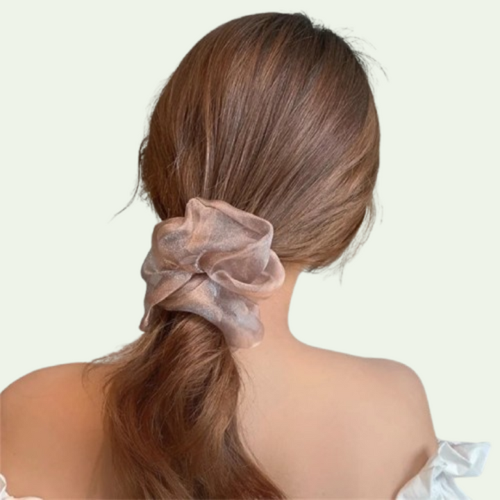 model-draagt-grote-rose-scrunchie-in-het-haar-yosmo