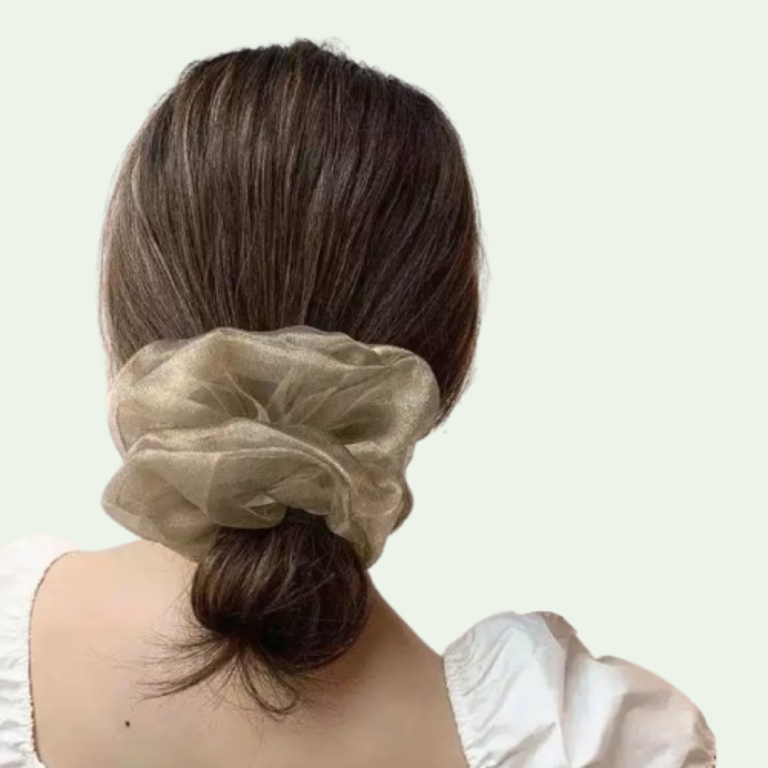model-draagt-grote-champagne-scrunchie-in-het-haar-yosmo