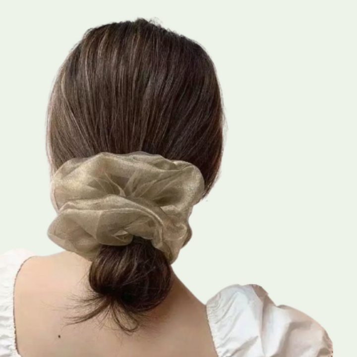 model-draagt-grote-champagne-scrunchie-in-het-haar-yosmo