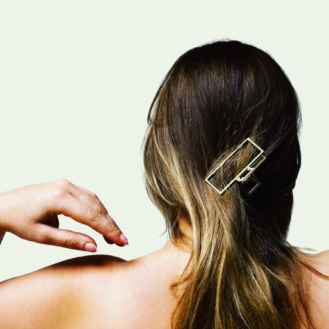 model-draagt-metalen-haarklem-in-het-haar-yosmo