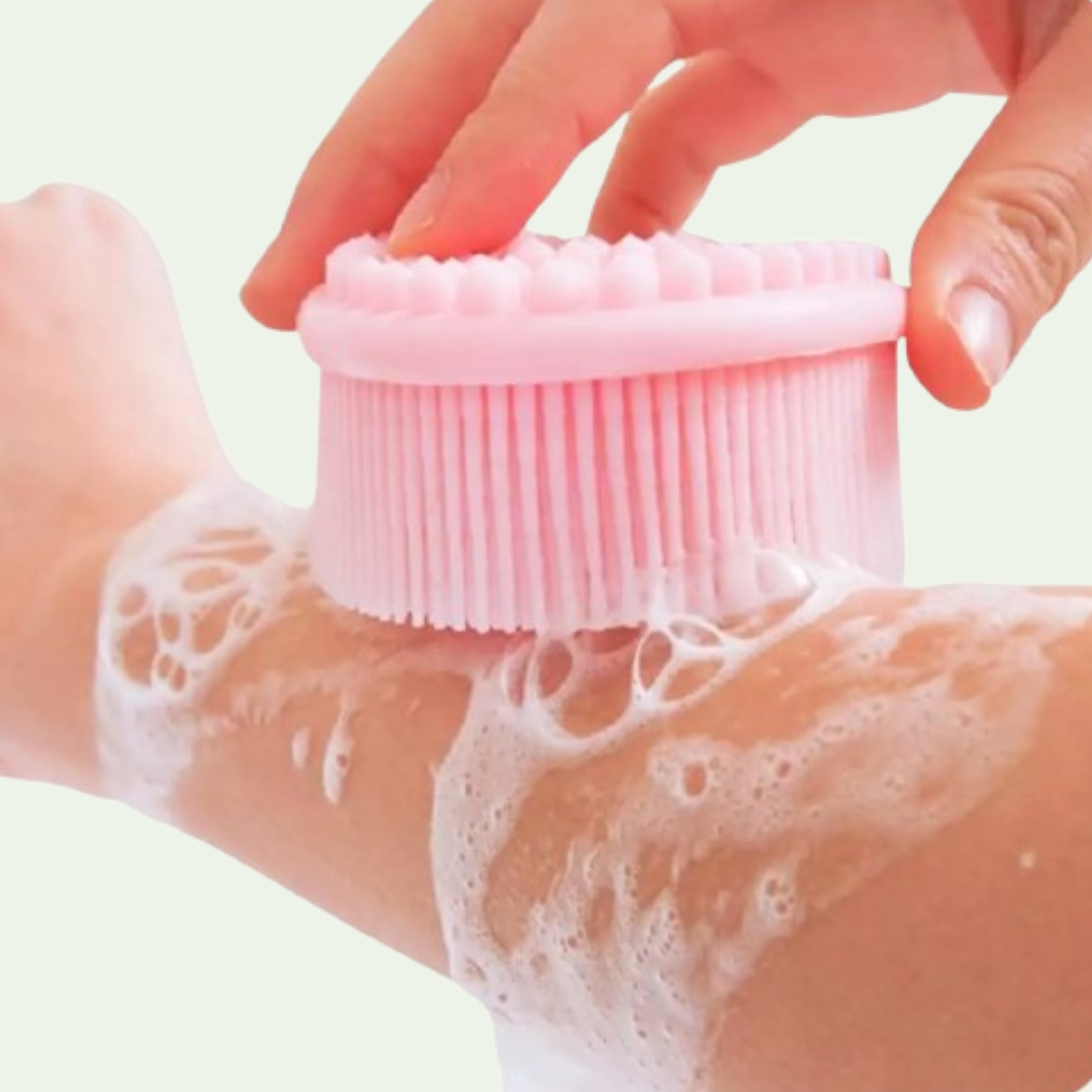 model-gebruikt-douchespons-silicone-yosmo