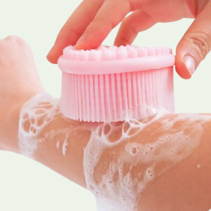 model-gebruikt-douchespons-silicone-yosmo