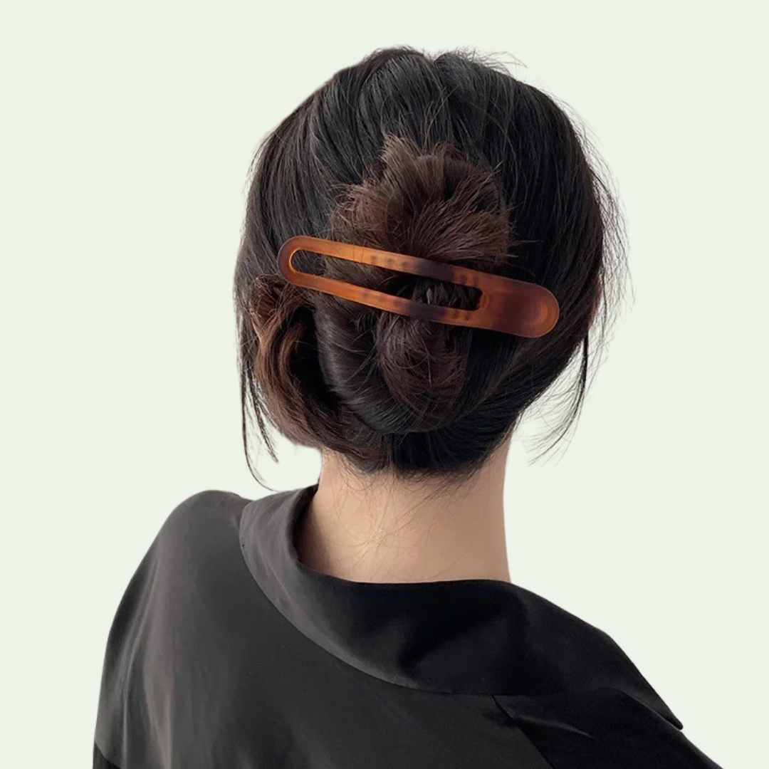 model-draagt-platte-haarclip-in-haar-yosmo