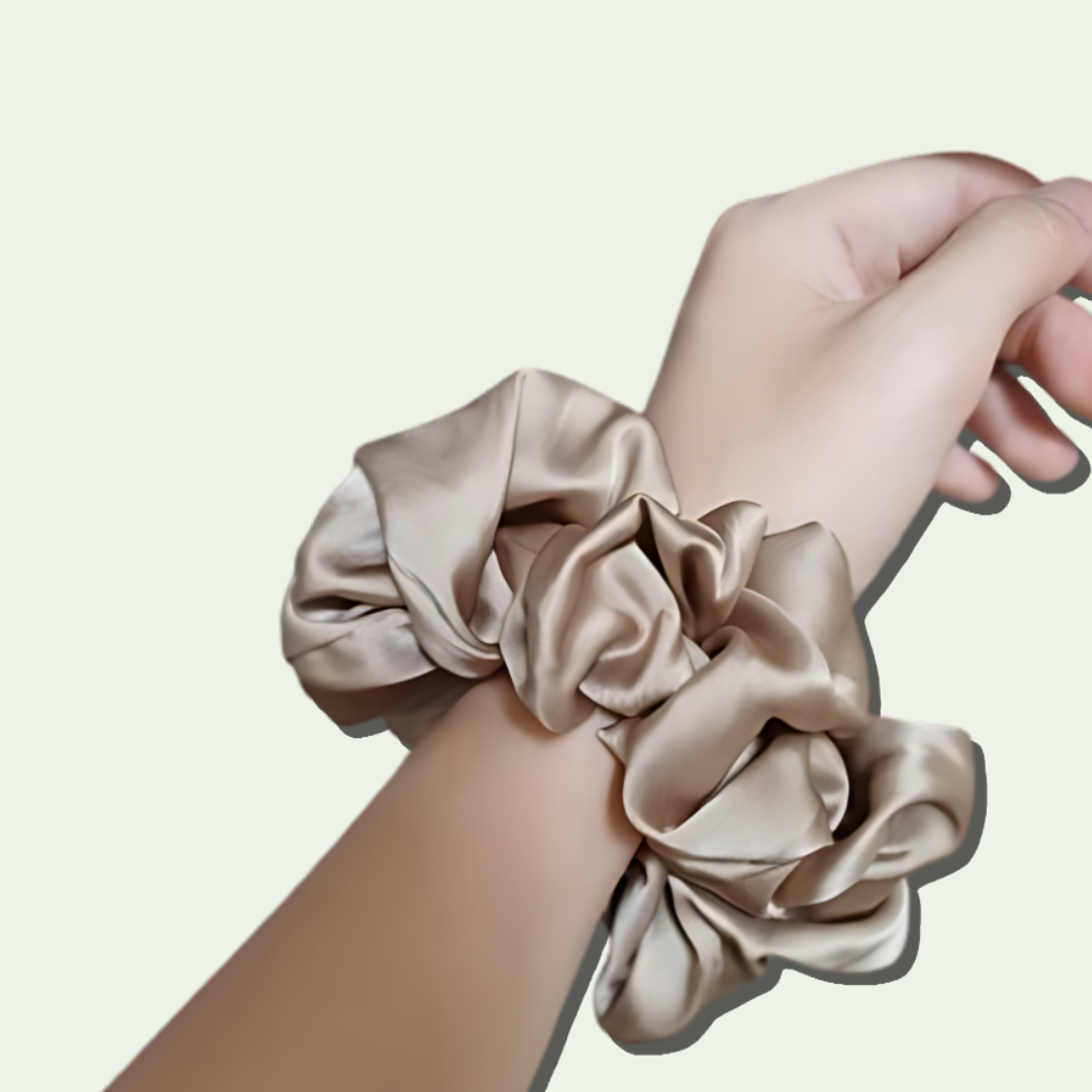hand-model-laat-grote-zijden-scrunchie-champagne-yosmo-zien
