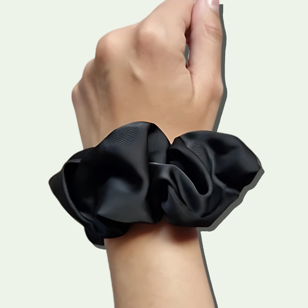hand-model-laat-grote-zijden-scrunchie-zwart-yosmo-zien