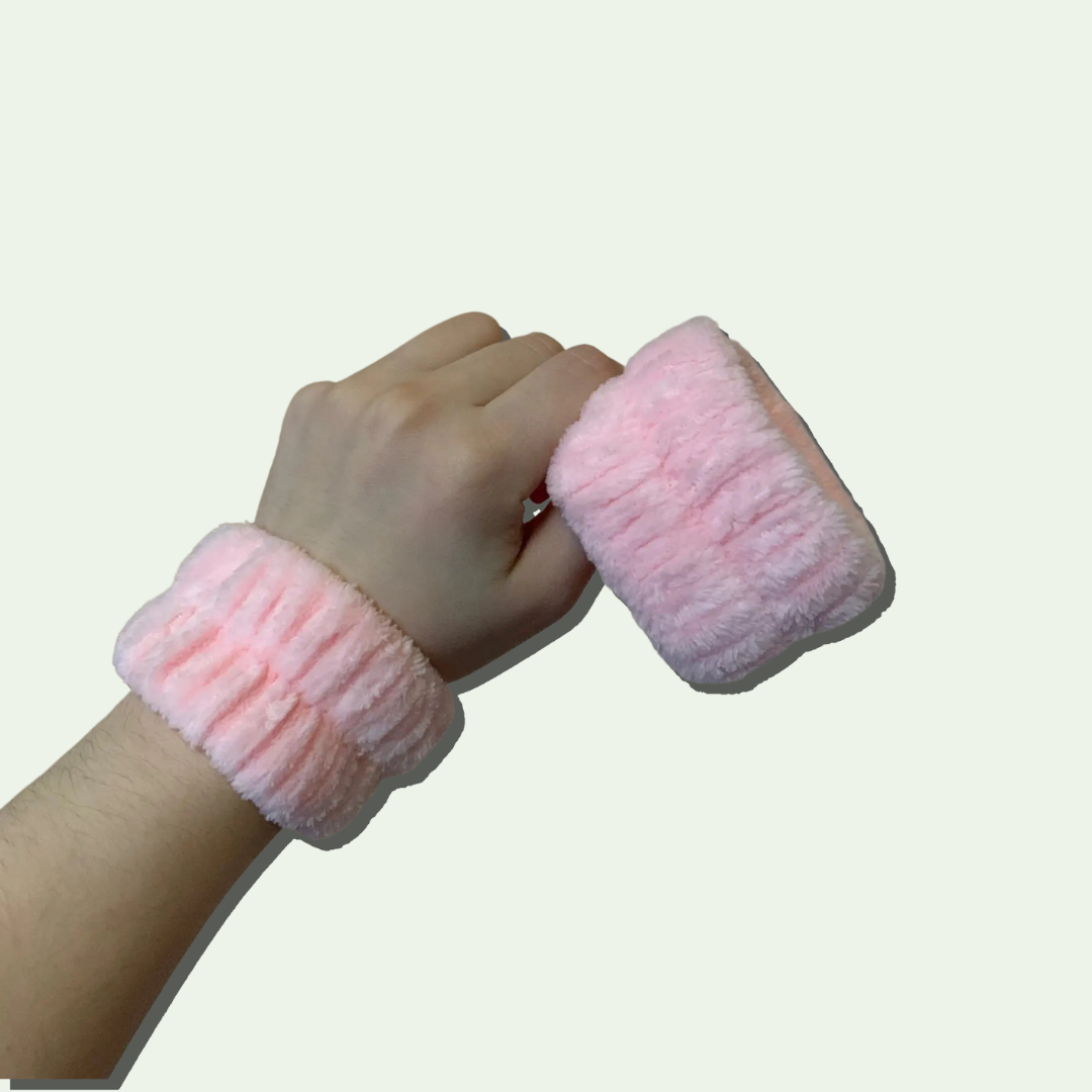 hand-houdt-yosmo-microvezel-polsbanden-skincare