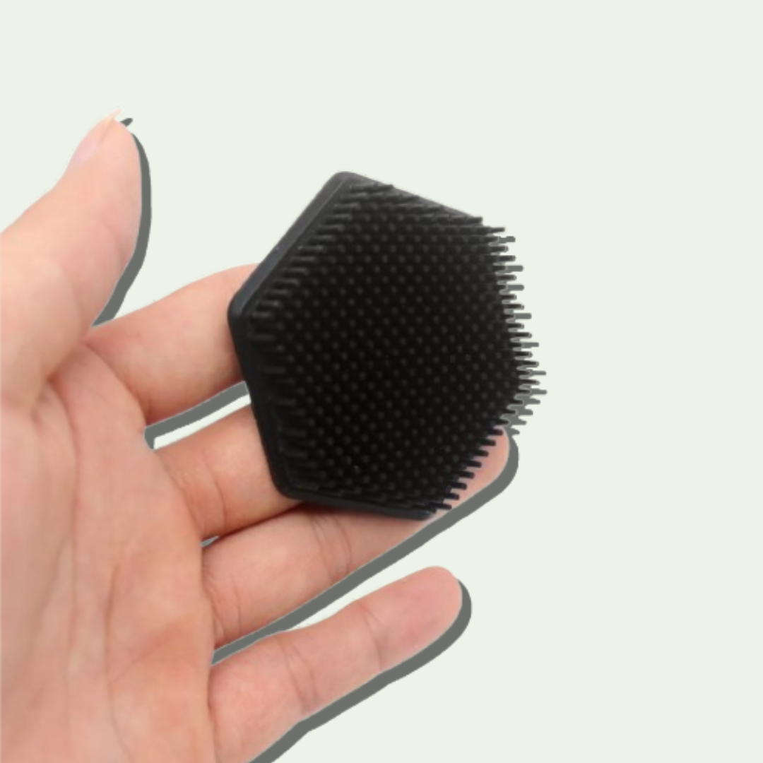 handmodel-laat-gezichtsreinigingsborstel-yosmo-zien