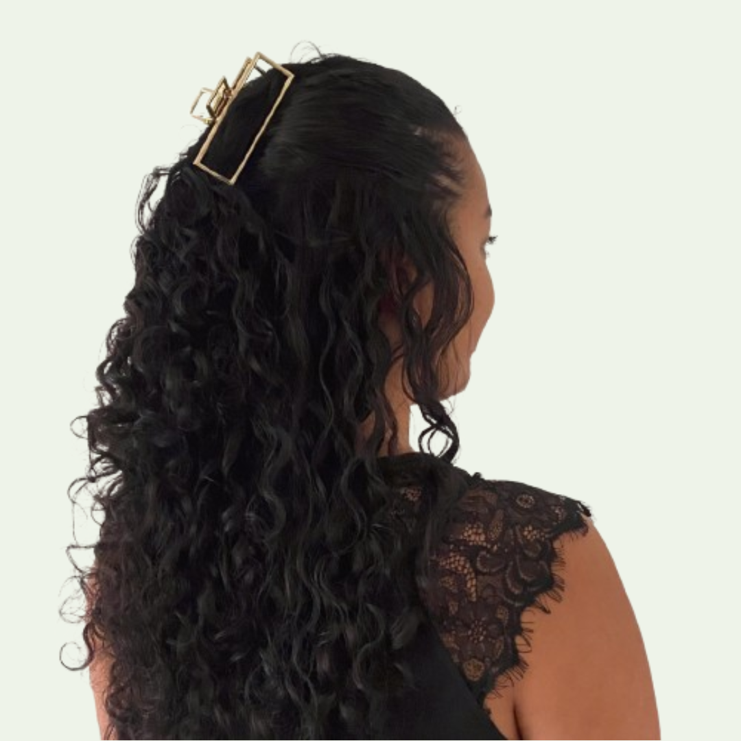 model-draagt-gouden-metalen-haarklem-in-haar-yosmo