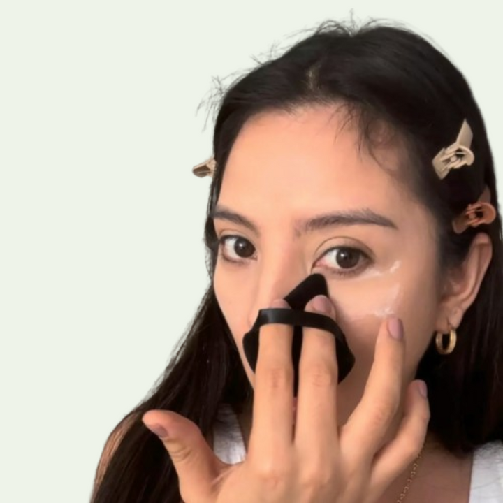 yosmo-make-up-spons-zwart-in-gebruik