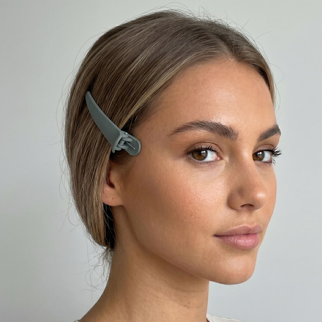 model-draagt-salon-haarclips-yosmo-grijs