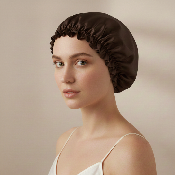 yosmo-zijden-bonnet-donkerbruin-op-model