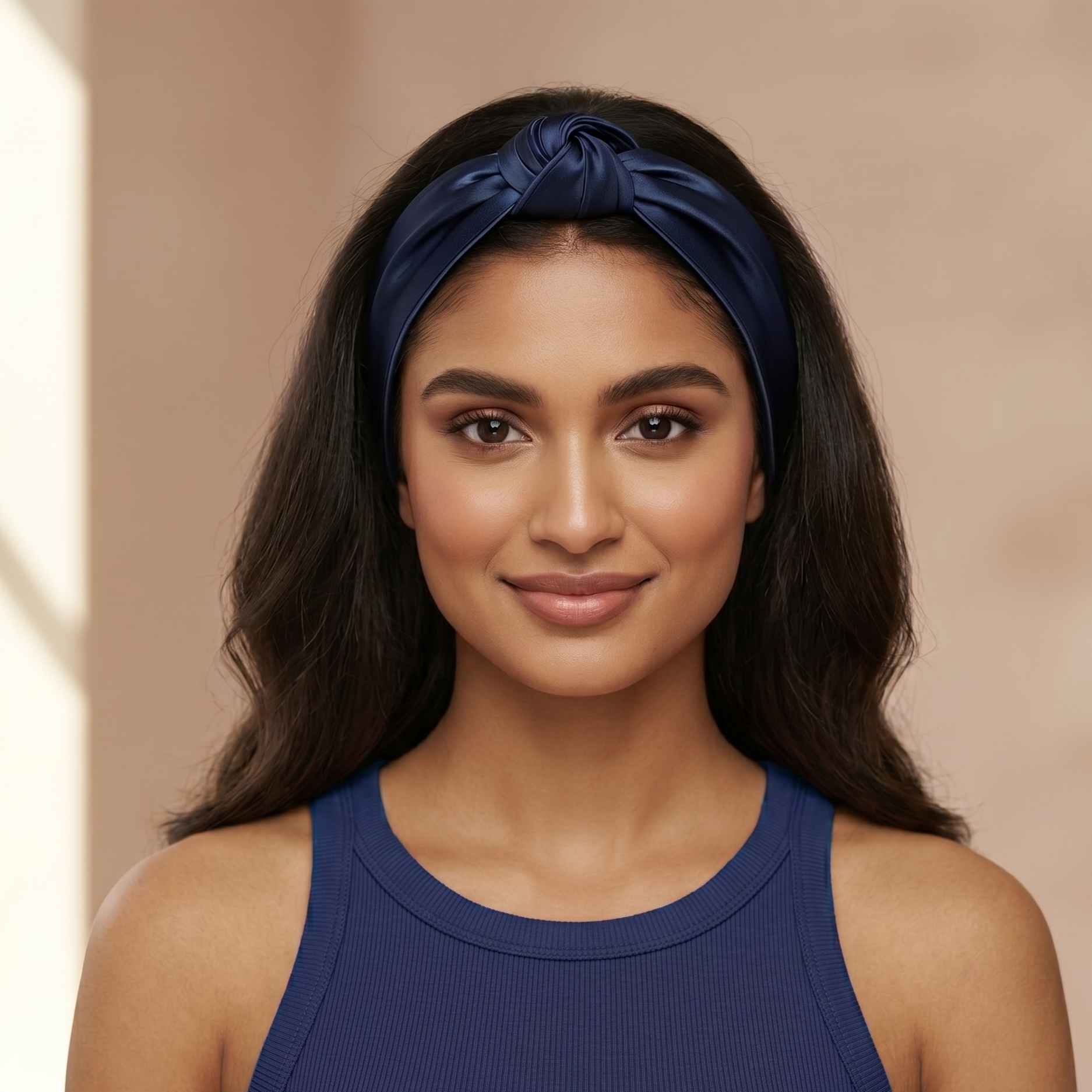 yosmo-luxe-hoofdband-zijde-donkerblauw-in-haar-model
